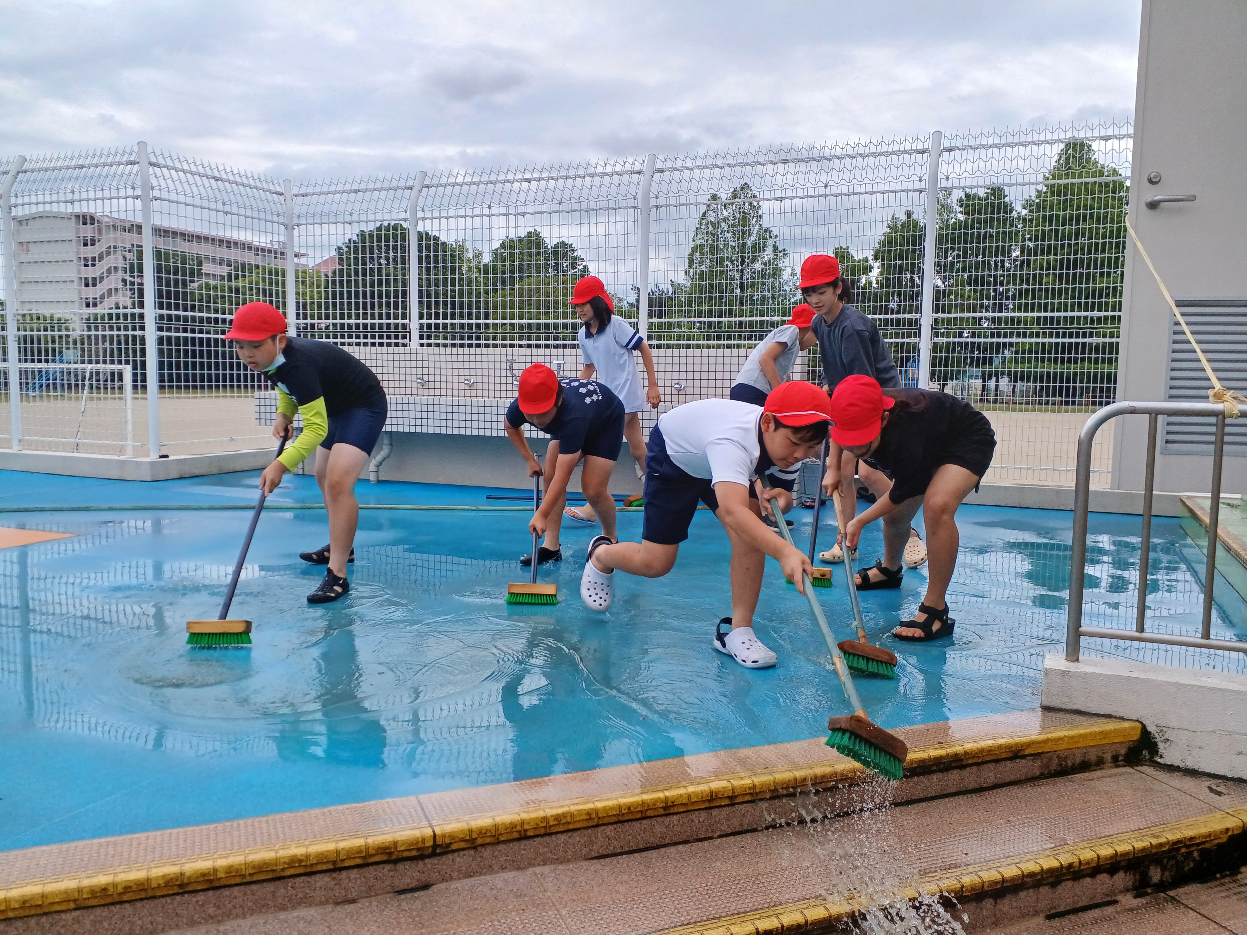 プール 掃除 プール掃除｜NEWS&TOPICS｜福岡教育大学附属久留米小学校